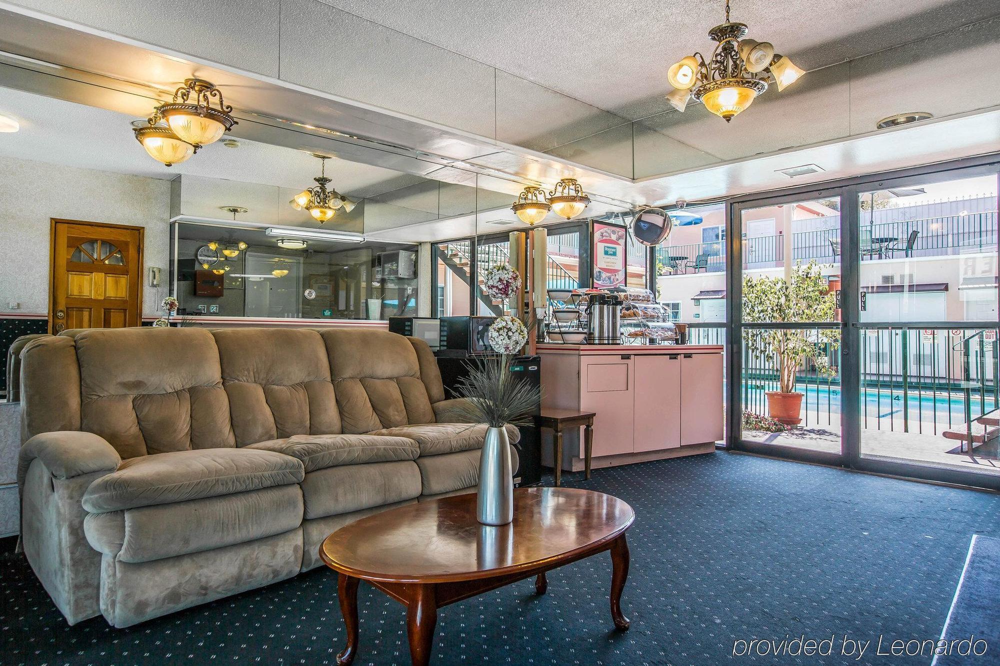Inn Rodeway Near Melrose Ave 2*